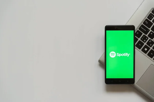 Spotify στην οθόνη smartphone — Φωτογραφία Αρχείου