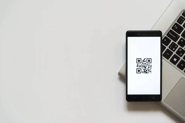 QR code smartphone ekranında — Stok fotoğraf