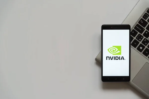 Nvidia 在智能手机屏幕上 — 图库照片