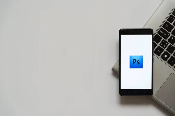 Adobe Photoshop en la pantalla del teléfono inteligente —  Fotos de Stock