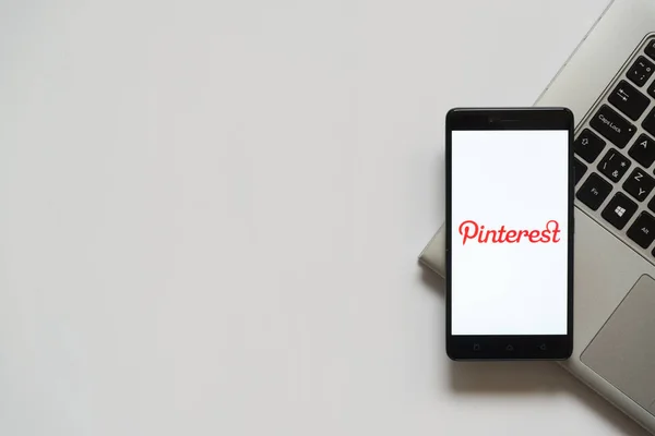 Pinterest op smartphone scherm — Stockfoto