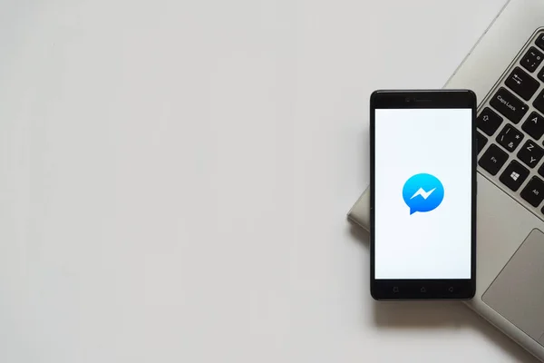 Facebook messenger smartphone ekranında — Stok fotoğraf