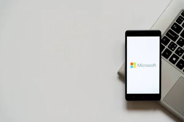 Microsoft на экране смартфона — стоковое фото