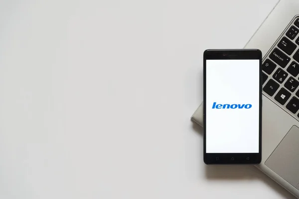 Lenovo на экране смартфона — стоковое фото