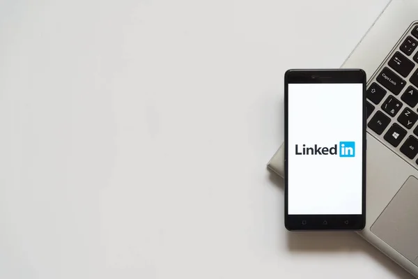 LinkedIn på smartphone-skärmen — Stockfoto