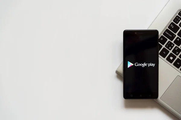 Google Play на экране смартфона — стоковое фото