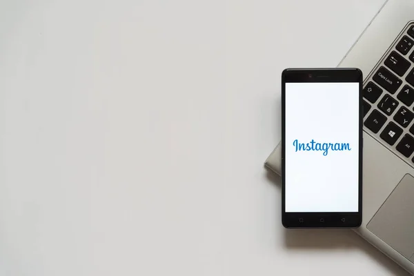Instagram na tela do smartphone — Fotografia de Stock