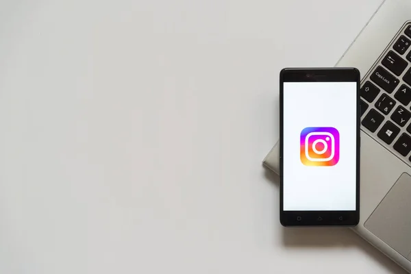 Instagram smartphone ekranında — Stok fotoğraf