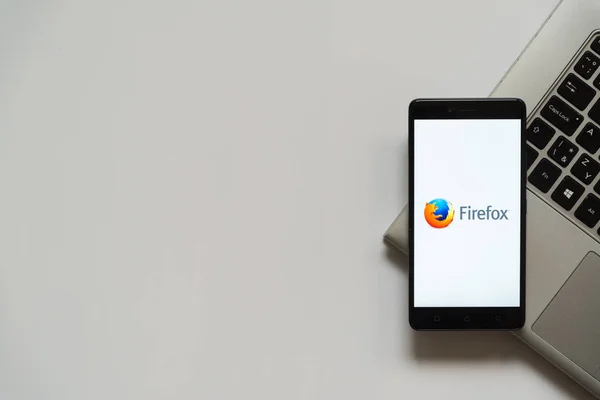 Mozilla firefox smartphone ekranında — Stok fotoğraf