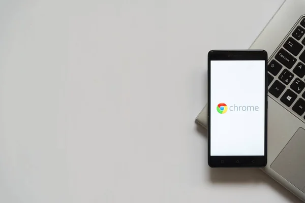 Google Chrome на экране смартфона — стоковое фото