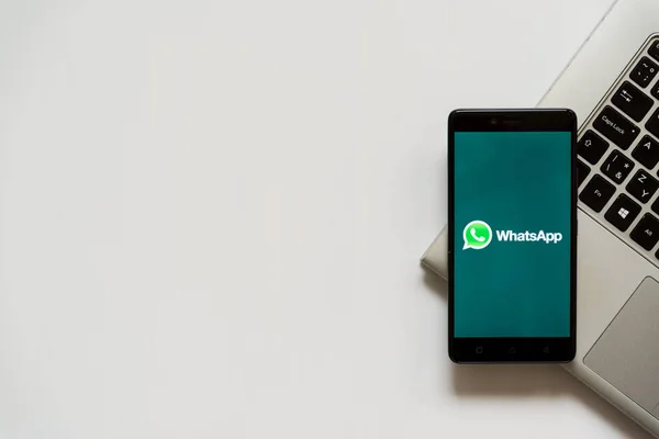 Whatsapp en la pantalla del teléfono inteligente — Foto de Stock