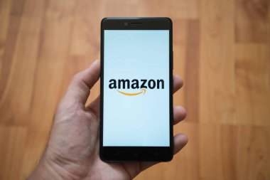 Amazon logo üstünde smartphone perde
