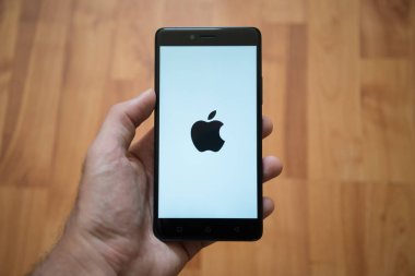 Elma logo üstünde smartphone perde