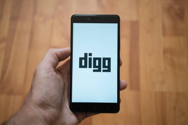 Digg logo üstünde smartphone perde