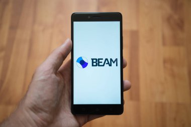 Işın logo üstünde smartphone perde