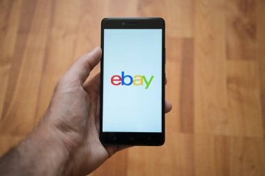 EBay logo üstünde smartphone perde