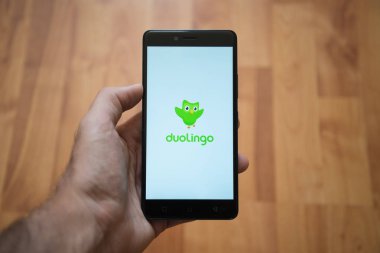 Duolingo logo üstünde smartphone perde