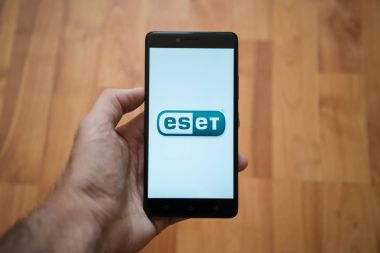ESET logo üstünde smartphone perde