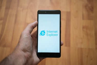 Internet explorer logo üstünde smartphone perde