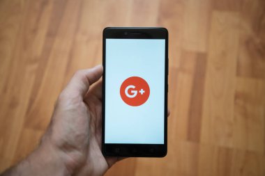 Google plus logo üstünde smartphone perde