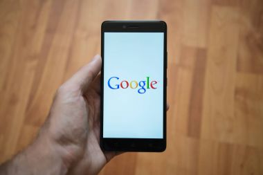 Google logo üstünde smartphone perde