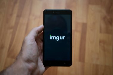 Imgur logo üstünde smartphone perde