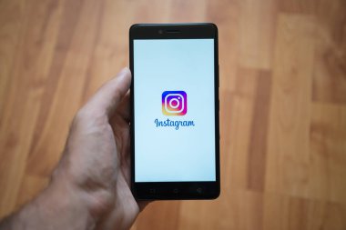 Instagram logo üstünde smartphone perde