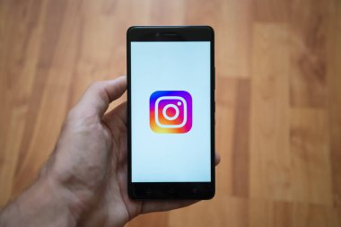 Instagram logo üstünde smartphone perde