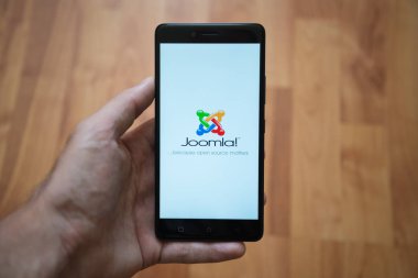 Joomla logo üstünde smartphone perde