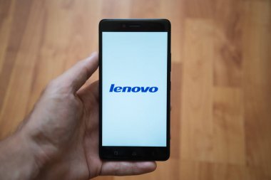 Lenovo logo üstünde smartphone perde