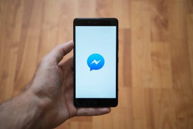 Facebook messenger logo üstünde smartphone perde