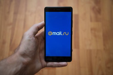 Mail.ru logo üstünde smartphone perde