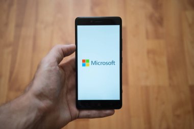 Microsoft logo üstünde smartphone perde