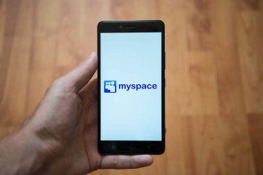 MySpace logo üstünde smartphone perde