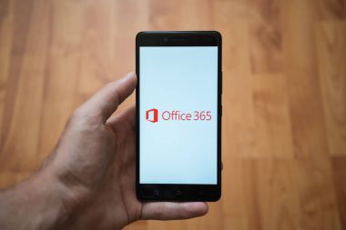 Microsoft Office 365 logo üstünde smartphone perde