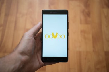 OoVoo logo üstünde smartphone perde