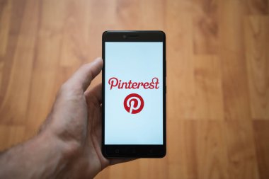 Pinterest logo üstünde smartphone perde