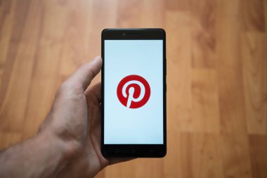 Pinterest logo üstünde smartphone perde