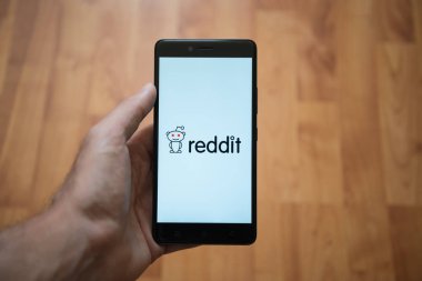 Reddit logo üstünde smartphone perde