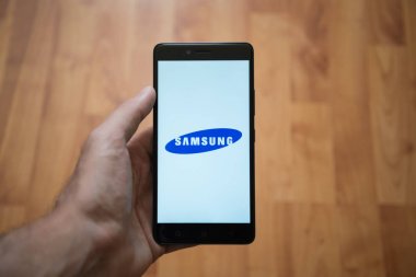 Samsung logo üstünde smartphone perde