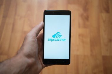 Skyscanner logo üstünde smartphone perde