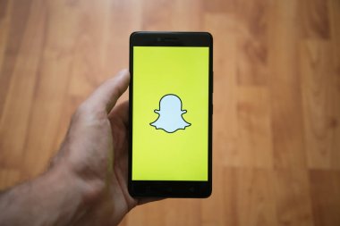 Snapchat logo üstünde smartphone perde