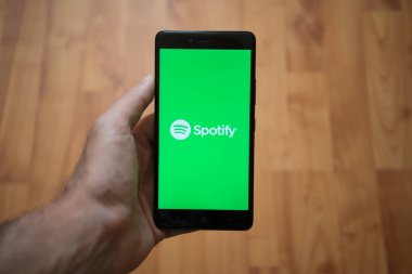 Logo üstünde smartphone perde spotify