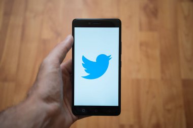 Heyecan logo üstünde smartphone perde