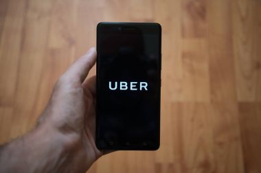 Uber logo üstünde smartphone perde