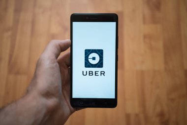 Uber logo üstünde smartphone perde