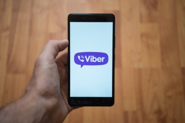Viber logo üstünde smartphone perde