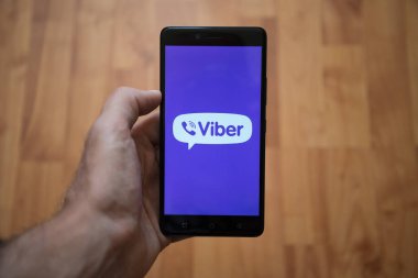 Viber logo üstünde smartphone perde