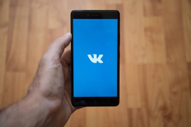 Vkontakte logo üstünde smartphone perde