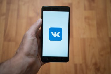 Vkontakte logo üstünde smartphone perde